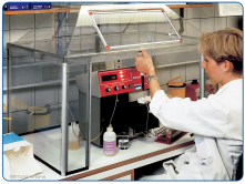 Suction hood for user-friendly laboratories and for maintaining employee health